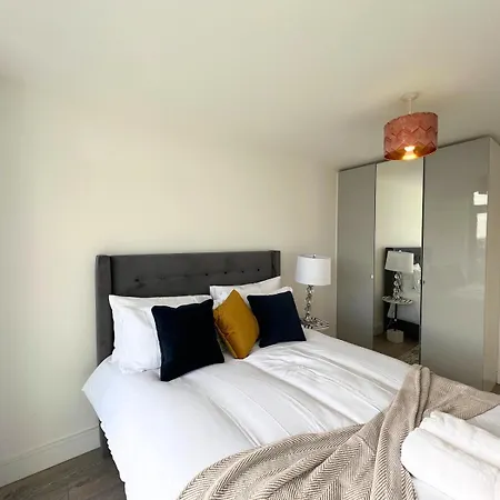 C1, Luxury 2 Bedroom Flat In Wembley * Londen