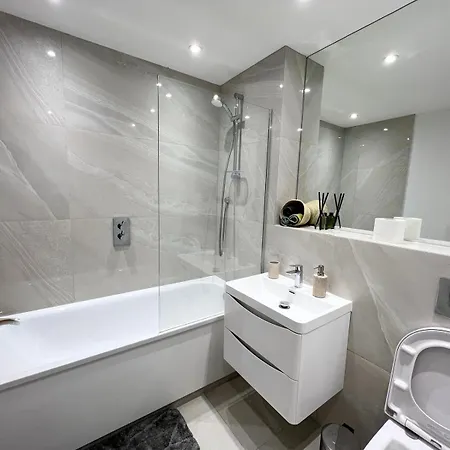 C1, Luxury 2 Bedroom Flat In Wembley Londen