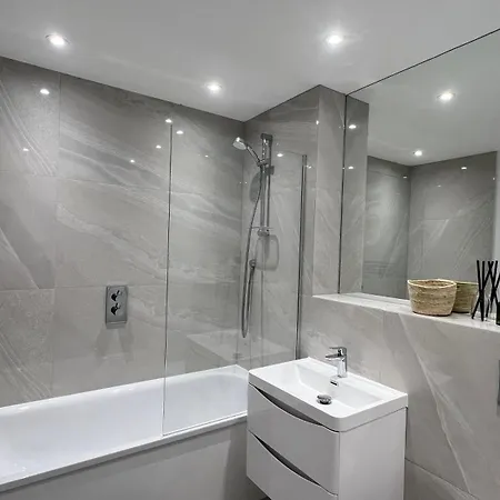 C1, Luxury 2 Bedroom Flat In Wembley Apartment