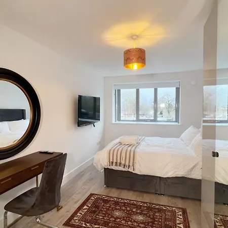 C1, Luxury 2 Bedroom Flat In Wembley Apartment *