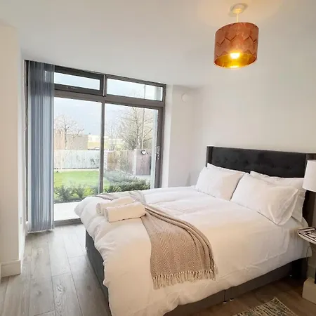 C1, Luxury 2 Bedroom Flat In Wembley Apartment *