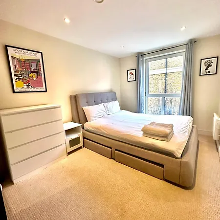 Modern 1 Bedroom Moments From Shoreditch Apartment *
