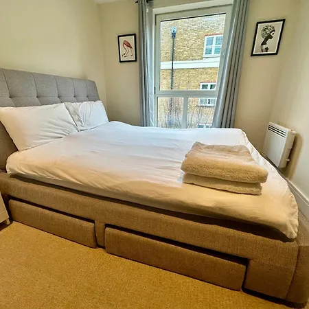 Modern 1 Bedroom Moments From Shoreditch London