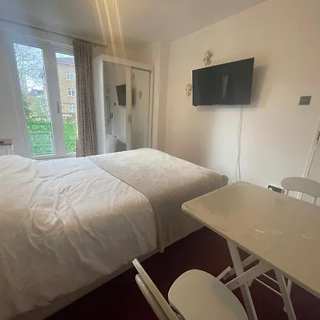 Homestay With King Size Bed And Shared Kitchen