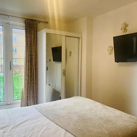 With King Size Bed And Shared Kitchen *