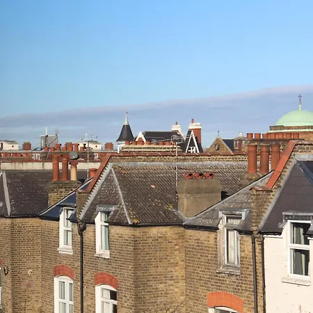 Apartment 20 Mins To Central London, Stylish Sky Views 2 Bed *