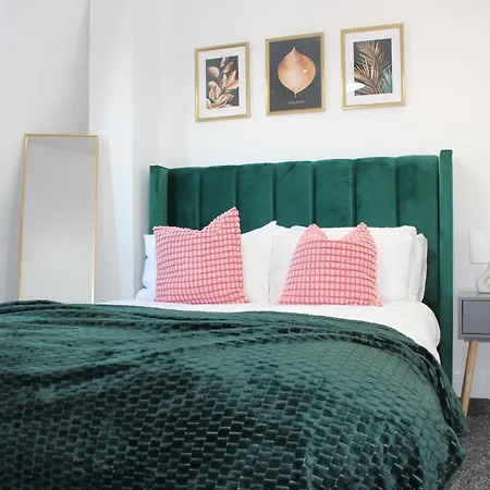 20 Mins To Central London, Stylish Sky Views 2 Bed London