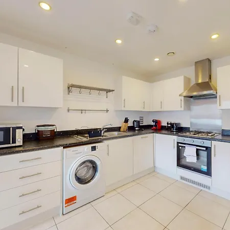 Spacious 3-bed With Balcony, 5-min Walk To Station