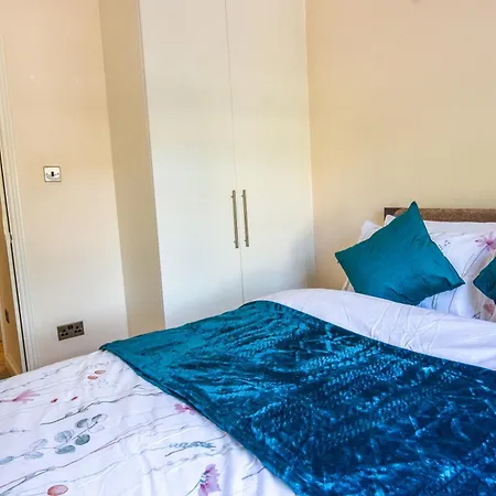 Evergreen Apartments, Flat 3, * London