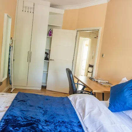 Evergreen Apartments, Flat 3,