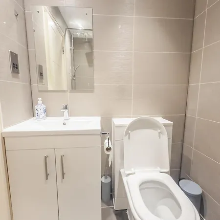 Evergreen Apartments, Flat 3, Apartment London