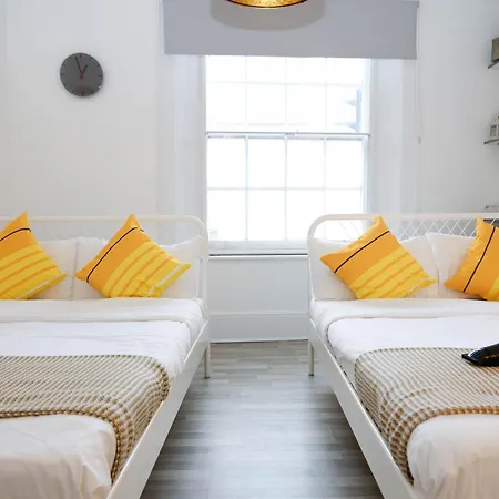 Stylish 1-minute Walk To Camden Town Metro, Shops, Cafes, Bars & Restaurants With Shared Bathrooms *
