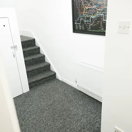 Stylish 1-minute Walk To Camden Town Metro, Shops, Cafes, Bars & Restaurants With Shared Bathrooms * 伦敦