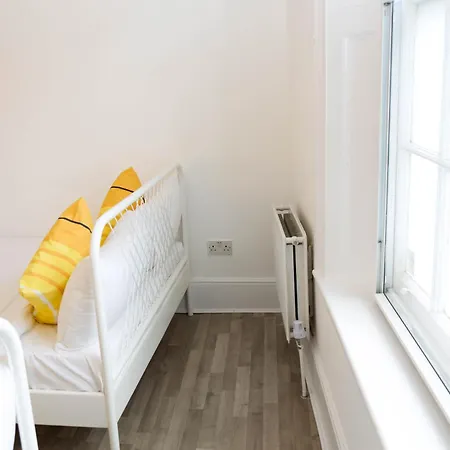 Stylish 1-minute Walk To Camden Town Metro, Shops, Cafes, Bars & Restaurants With Shared Bathrooms *