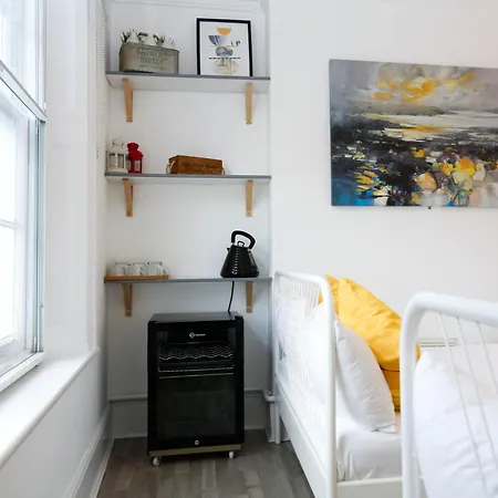 Stylish 1-minute Walk To Camden Town Metro, Shops, Cafes, Bars & Restaurants With Shared Bathrooms 民宿
