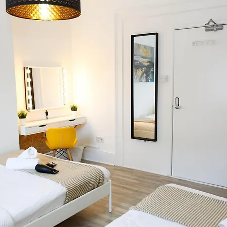 Alloggio in famiglia Stylish 1-minute Walk To Camden Town Metro, Shops, Cafes, Bars & Restaurants With Shared Bathrooms *