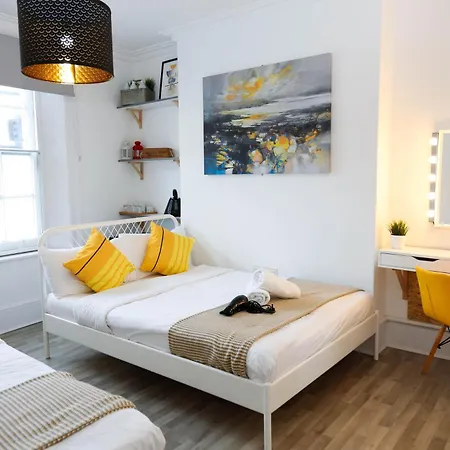 Stylish 1-minute Walk To Camden Town Metro, Shops, Cafes, Bars & Restaurants With Shared Bathrooms Accommodatie bij particulieren Londen