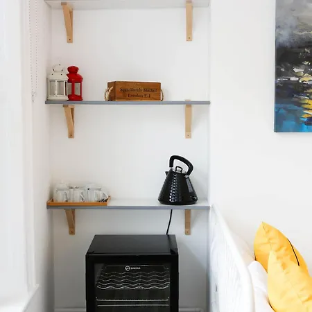 Stylish 1-minute Walk To Camden Town Metro, Shops, Cafes, Bars & Restaurants With Shared Bathrooms * Londen