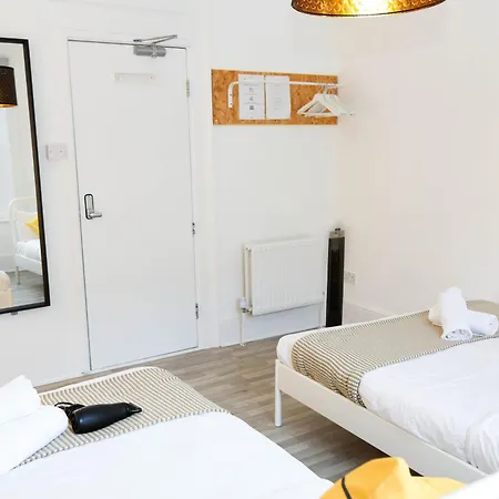 Stylish 1-minute Walk To Camden Town Metro, Shops, Cafes, Bars & Restaurants With Shared Bathrooms Alloggio in famiglia