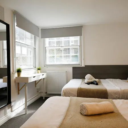 Stylish 1-minute Walk To Camden Town Metro, Shops, Cafes, Bars & Restaurants With Shared Bathrooms Alloggio in famiglia *