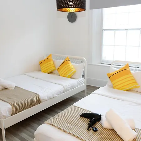 Stylish 1-minute Walk To Camden Town Metro, Shops, Cafes, Bars & Restaurants With Shared Bathrooms Alloggio in famiglia Londra