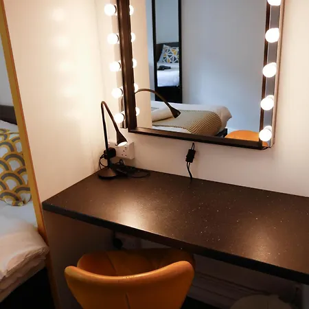 Alloggio in famiglia Stylish 1-minute Walk To Camden Town Metro, Shops, Cafes, Bars & Restaurants With Shared Bathrooms Londra