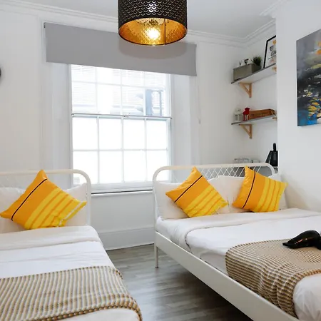 Stylish 1-minute Walk To Camden Town Metro, Shops, Cafes, Bars & Restaurants With Shared Bathrooms *