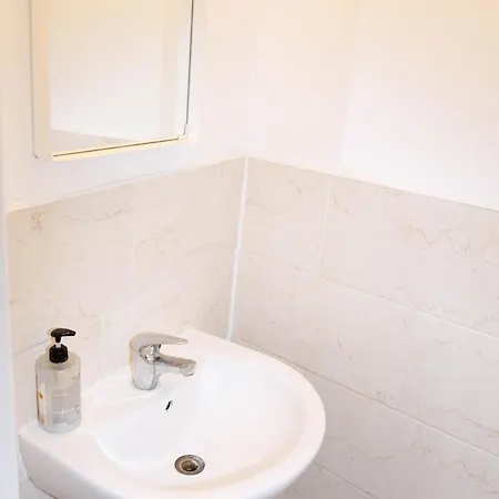 Stylish 1-minute Walk To Camden Town Metro, Shops, Cafes, Bars & Restaurants With Shared Bathrooms Londen