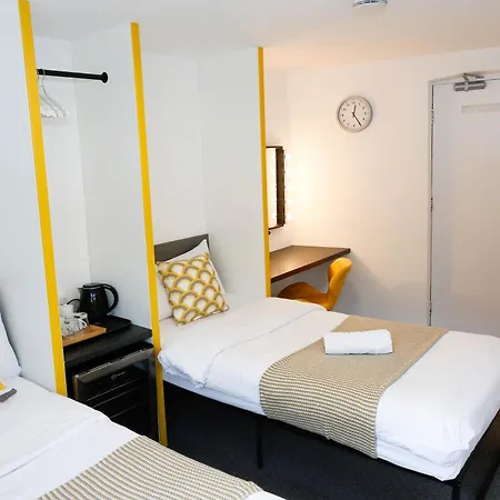 Stylish 1-minute Walk To Camden Town Metro, Shops, Cafes, Bars & Restaurants With Shared Bathrooms Alloggio in famiglia Londra