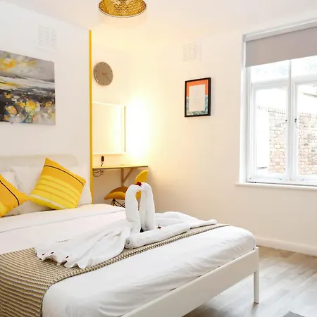 Stylish 1-minute Walk To Camden Town Metro, Shops, Cafes, Bars & Restaurants With Shared Bathrooms Alloggio in famiglia Londra