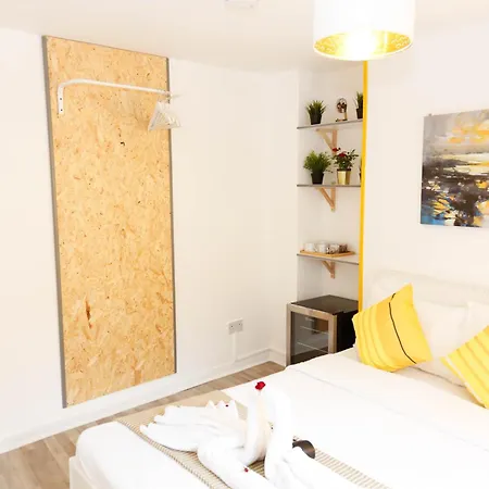 Accommodatie bij particulieren Stylish 1-minute Walk To Camden Town Metro, Shops, Cafes, Bars & Restaurants With Shared Bathrooms Londen