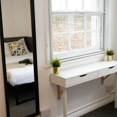 Stylish 1-minute Walk To Camden Town Metro, Shops, Cafes, Bars & Restaurants With Shared Bathrooms *