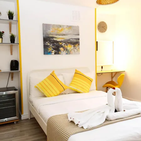 Stylish 1-minute Walk To Camden Town Metro, Shops, Cafes, Bars & Restaurants With Shared Bathrooms * Londen