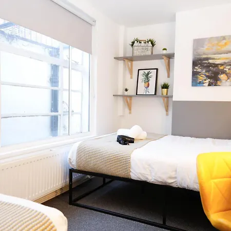 Stylish 1-minute Walk To Camden Town Metro, Shops, Cafes, Bars & Restaurants With Shared Bathrooms