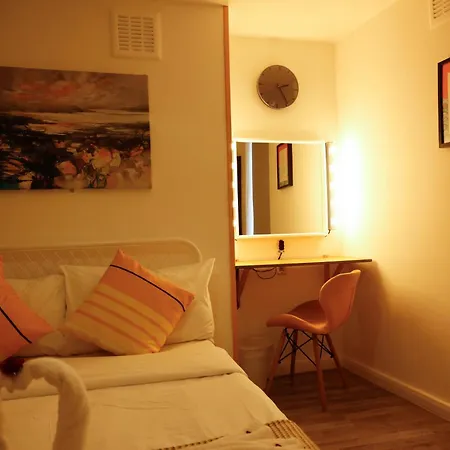 Stylish 1-minute Walk To Camden Town Metro, Shops, Cafes, Bars & Restaurants With Shared Bathrooms Londra