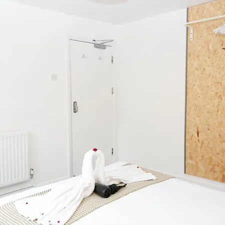 Stylish 1-minute Walk To Camden Town Metro, Shops, Cafes, Bars & Restaurants With Shared Bathrooms Alloggio in famiglia