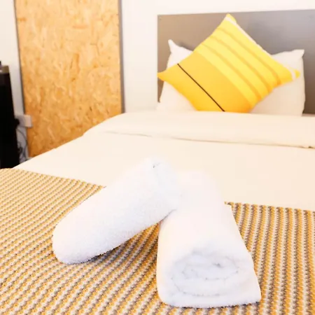 Stylish 1-minute Walk To Camden Town Metro, Shops, Cafes, Bars & Restaurants With Shared Bathrooms *