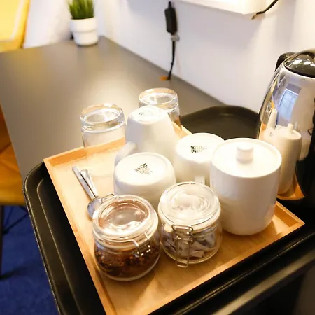 Stylish 1-minute Walk To Camden Town Metro, Shops, Cafes, Bars & Restaurants With Shared Bathrooms Alloggio in famiglia *