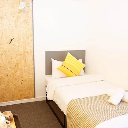 Stylish 1-minute Walk To Camden Town Metro, Shops, Cafes, Bars & Restaurants With Shared Bathrooms Alloggio in famiglia Londra