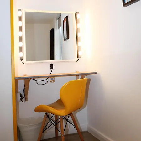Stylish 1-minute Walk To Camden Town Metro, Shops, Cafes, Bars & Restaurants With Shared Bathrooms *