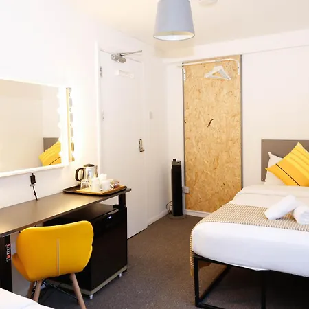 Stylish 1-minute Walk To Camden Town Metro, Shops, Cafes, Bars & Restaurants With Shared Bathrooms Alloggio in famiglia Londra