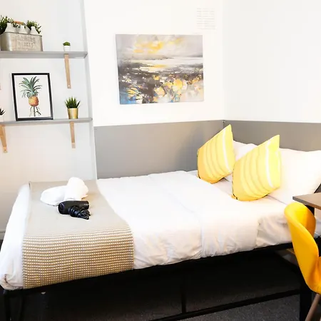 Stylish 1-minute Walk To Camden Town Metro, Shops, Cafes, Bars & Restaurants With Shared Bathrooms Alloggio in famiglia
