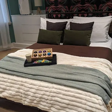 Apartment Brand New! Peacock Dance *