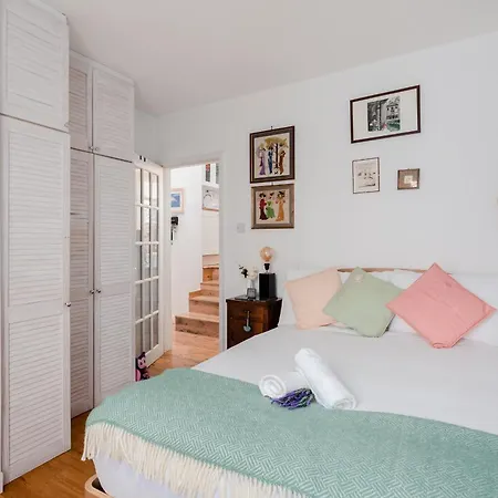 Lovely 1 Bed With Large Terrace Apartment London