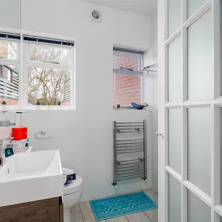 Lovely 1 Bed With Large Terrace London