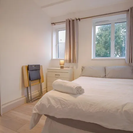 Modern Spacious 4-bed House * London