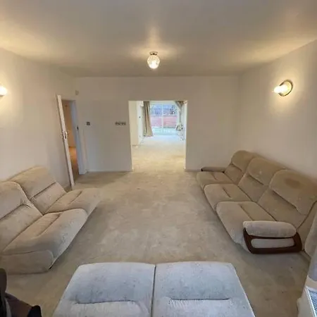 Modern Spacious 4-bed House *