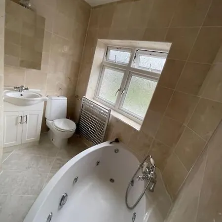 Modern Spacious 4-bed House * London