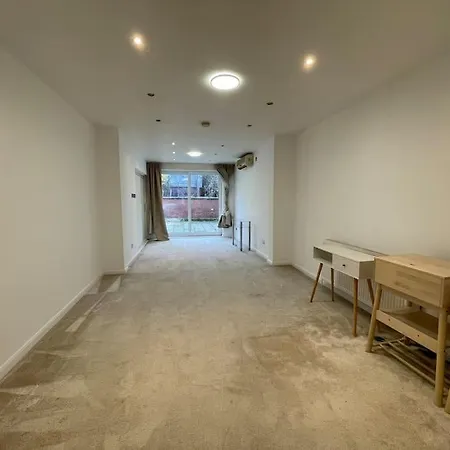 Modern Spacious 4-bed House Apartment London