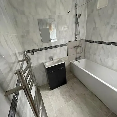 Modern Spacious 4-bed House * London